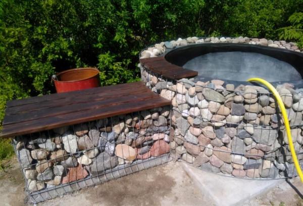 不要水泥和磚頭，他自制石籠網做魚池，旁邊留卡座，好好坐著欣賞