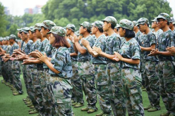 轉發的，儀仗女兵