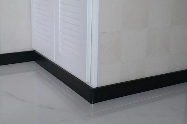 不顧家人反對，我堅持使用瓷磚踢腳線，使用6個月，果然又醜又髒