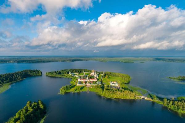 這湖太美了,我可以看一天 這湖太美了,我可以看一天