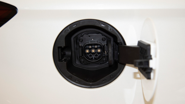 榮威Ei5：近5百元的小保養，比油車還貴，買它圖啥？