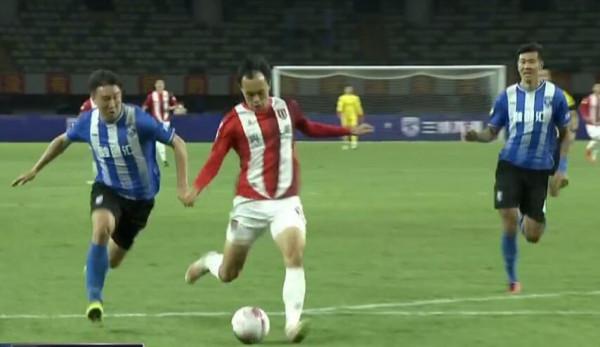 既是踢球又是打架!武漢贏下衝超關鍵戰,李建濱逃脫紅牌被踹脖子 既是踢球又是打架!武漢贏下衝超關鍵戰,李建濱逃脫紅牌被踹脖子