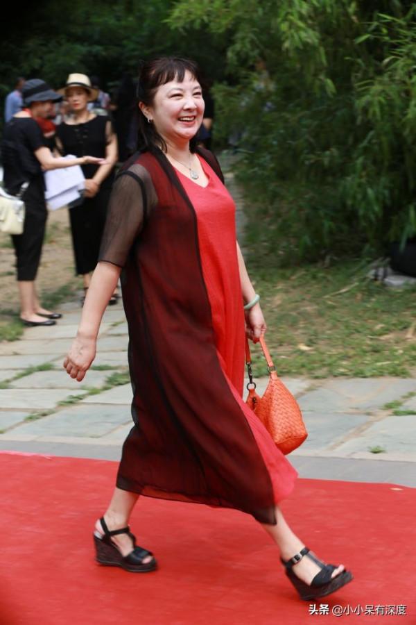 胡澤紅近況，她身材略有些發福，但依舊可以看出當年惜春的影子
