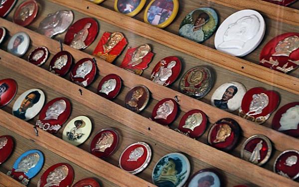 76歲老人收藏5000多枚毛主席像章，2016年開展覽館，拒絕高價收購