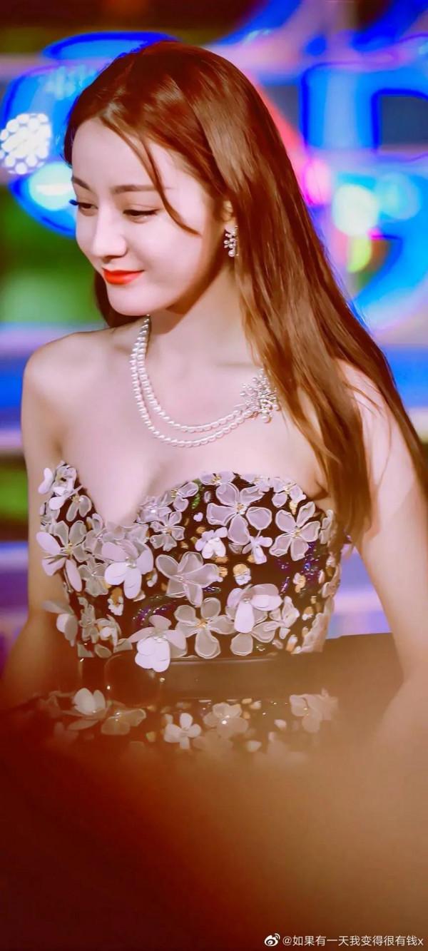 迪麗熱巴年度最佳女神照，滿螢幕都是荷爾蒙，戀愛的味道來了