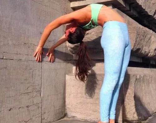 這8個瑜伽體式，試試這樣靠牆練，不僅深入還正位