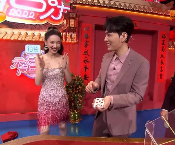 湖南元宵晚會：張小斐用力過猛，金晨瘦出青筋，baby假唱&OpenCurlyDoubleQuote;露餡&rdquo;