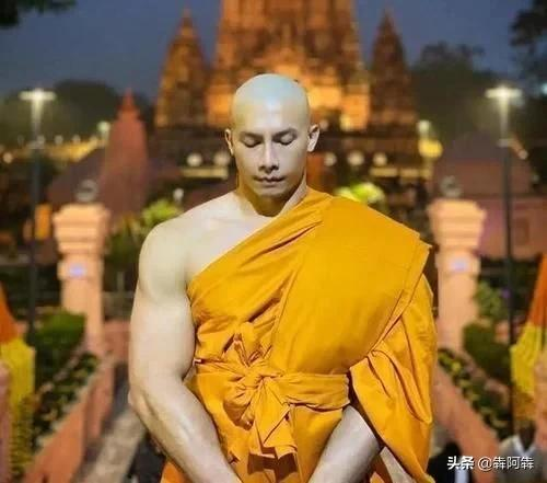 泰國最帥和尚還俗了日常愛秀8塊腹肌人魚線，還是個200斤的胖子