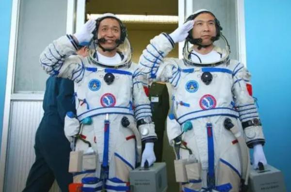 價值3000萬元的艙外航天服，為何無法被帶回地球？