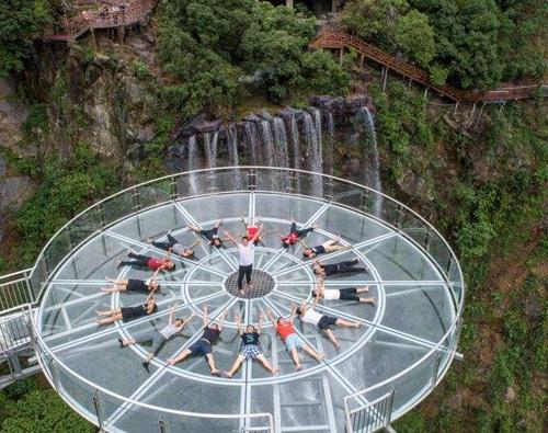 廣東第一座玻璃橋，以險、峻、美而著稱，是冒險愛好者的好去處