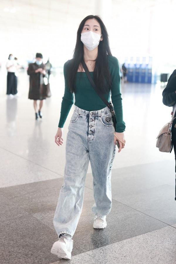 張碧晨的身材真不賴，針織衫配老爹褲，褲腰寬鬆哪像生過娃