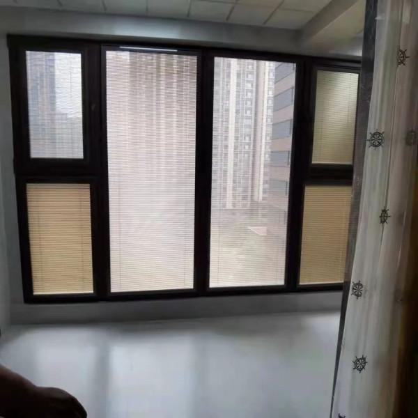 被玻璃包裹著的現代山景住宅，單玻磁控百葉窗能為其錦上添花