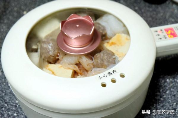 全職媽媽一個人在家，煮個小火鍋解決午飯，簡單省事又好吃