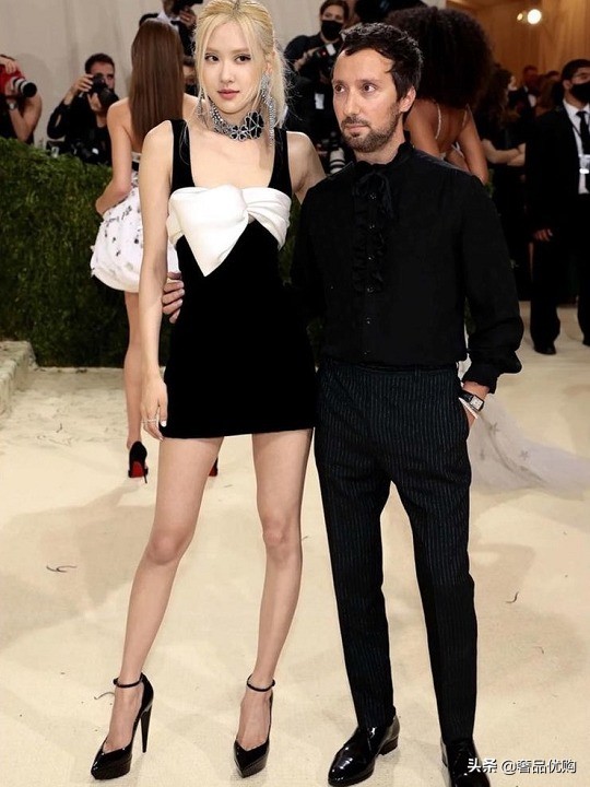 YSL 2021秋冬服飾珠寶：四葉草與十字型珠寶