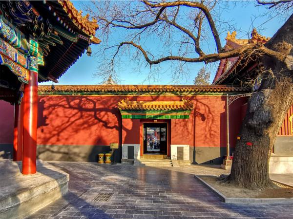 北京一處寺廟，乾隆生身府邸改造而成，香火旺盛每天40000人可進