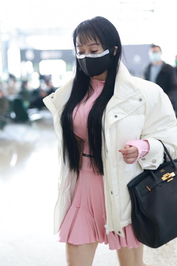 冉瑩穎冬日穿超短裙搭配羽絨服個性十足