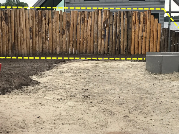 不砌圍牆，從農村收購舊木頭，繞院子一圈做圍欄，結結實實也漂亮