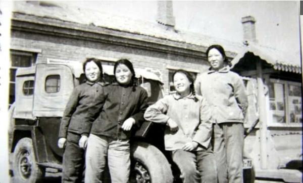 老照片：女知青在北大荒，一生中最美的“芳華”都獻給了荒原