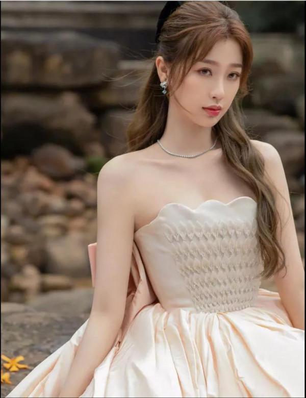 聰慧美麗的青年演員虞書欣