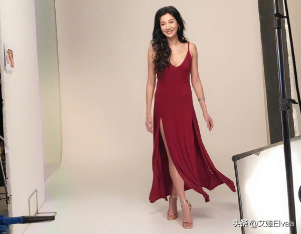 吳綺莉年後首次露面！穿毛衣戴毛線帽說上海話，瘦成錐子臉顏值高