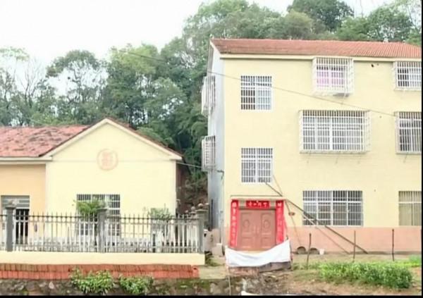 他要16歲兒子叩三個響頭才給學費，兒子有出息後，他才知自己錯了