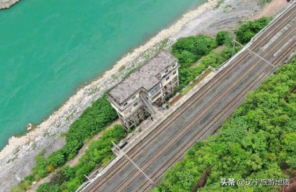重慶這座火車站高出地面40多米,不敢懸掛站牌,每天乘客不足10人 重慶這座火車站高出地面40多米,不敢懸掛站牌,每天乘客不足10人