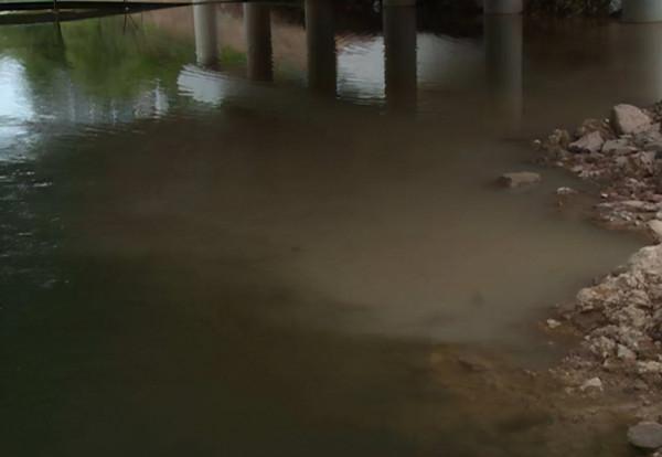 野釣時，你得會看水色，因為不同顏色的水，對應不同的魚