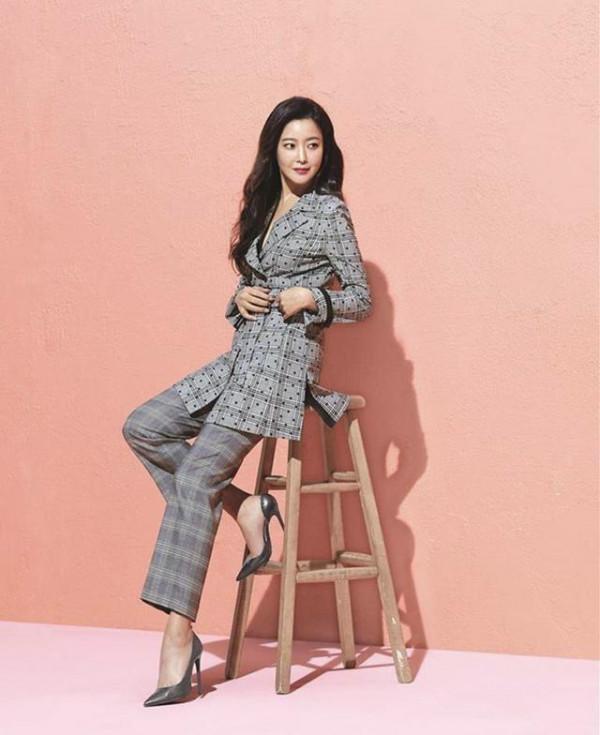 金喜善44歲還敢挑戰薄荷綠，穿長裙配闊腿褲，不俗反而美出國際範