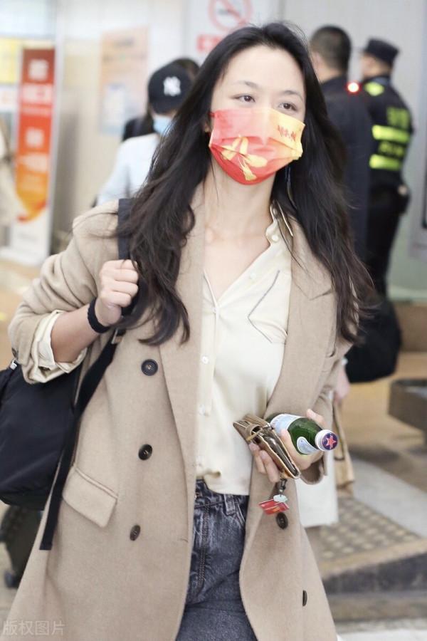 湯唯穿駝色呢子大衣搭配卷邊牛仔褲,腳踩黑色短靴簡約大氣 湯唯穿駝色呢子大衣搭配卷邊牛仔褲,腳踩黑色短靴簡約大氣