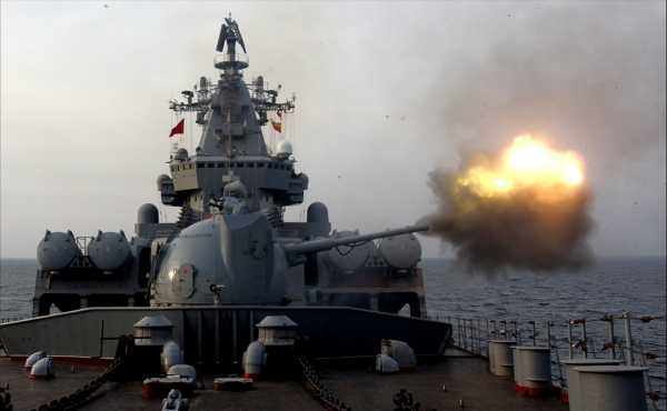 驅逐艦勝過巡洋艦，052D驅逐艦與瓦良格巡洋艦軍演，對比反差明顯