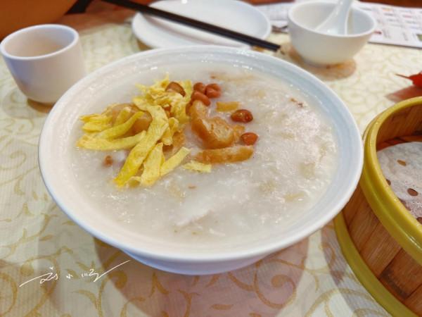 廣州荔灣湖畔的老牌酒家，裝修古色古香，遊客卻覺得味道差強人意