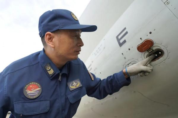 二級軍士長肖新建:為戰鷹把脈的“兵專家” 二級軍士長肖新建:為戰鷹把脈的“兵專家”