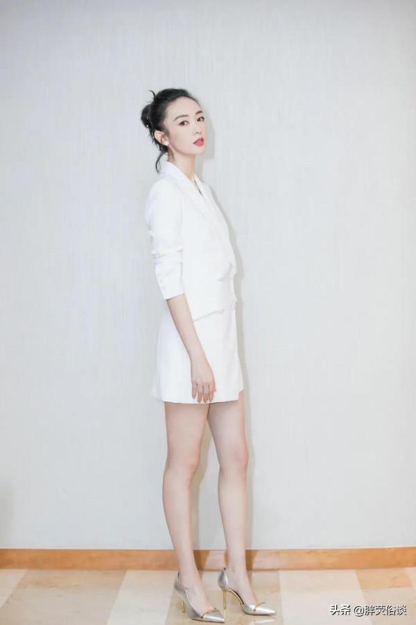 童瑤很喜歡展示鎖骨，氣質身材俱佳，就像年輕的章子怡