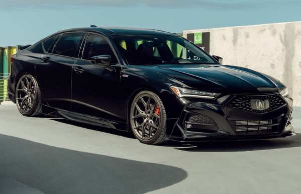 新款謳歌TLX曝光，配燻黑套件，2.0T動力+後驅，比寶馬3系運動