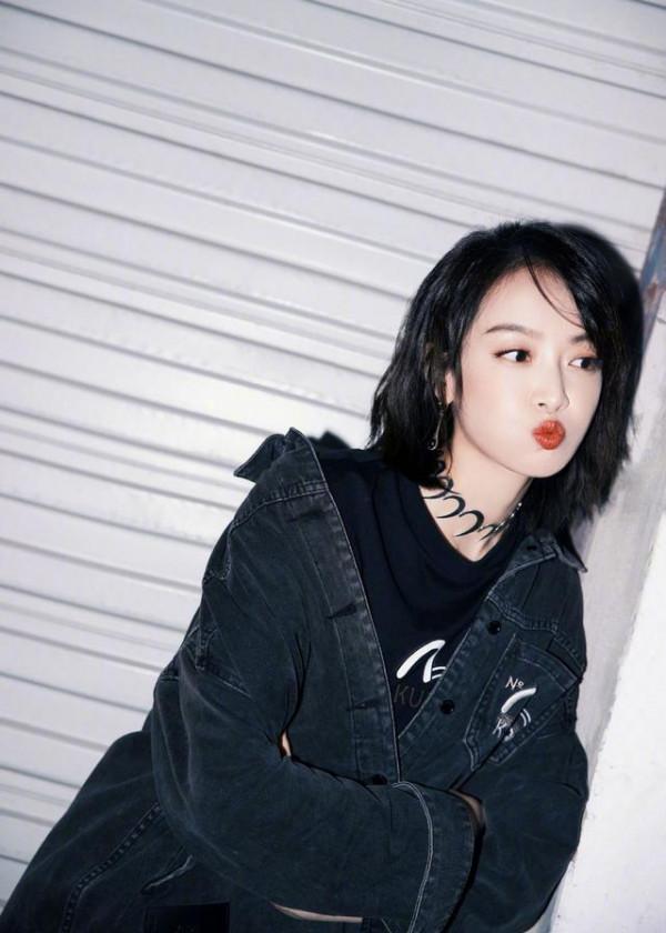 牛仔套裝怎麼穿才不平庸？宋茜內搭露腰裝場邊看秀，時髦又顯身材