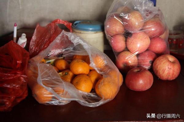 7旬大叔獨守500年古堡，1臺電視機用了30年，看他活成啥樣