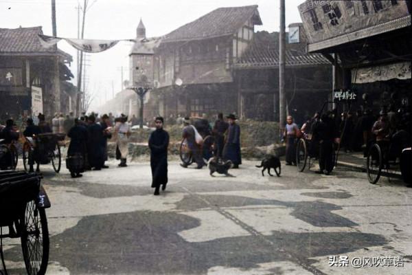 1938年的四川成都，街頭聳立炸彈模型，劉備之墓古意盎然
