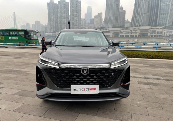 兩種前臉可選 第二代長安CS75 PLUS實車亮相 明年初上市 兩種前臉可選 第二代長安CS75 PLUS實車亮相 明年初上市