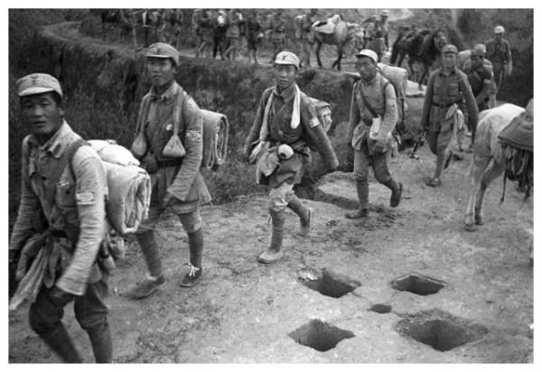 抗戰時期，八路軍被日軍包圍，老樵夫助八路軍脫險後忽然神秘失蹤