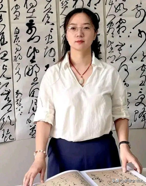 第七屆蘭亭獎，女性之中唯一獲獎者，靳慧慧的書法讓人看不懂