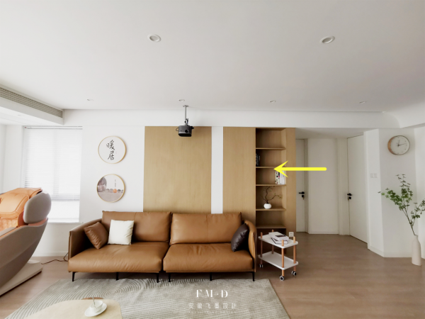 3.8m長電視牆一分為二，一半懸空櫃一半鋼琴區，至少有3重功能