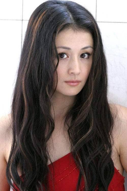 “謝大腳”和“香妃”是同班同學，兩人都死於車禍，都沒生孩子