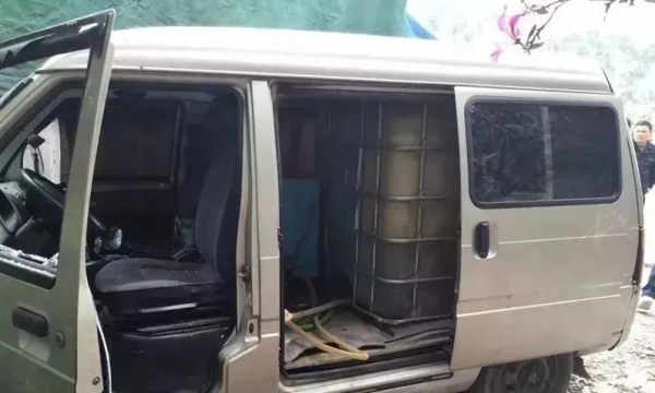 加個油，整這麼多散裝‘白酒’，可要害死個人