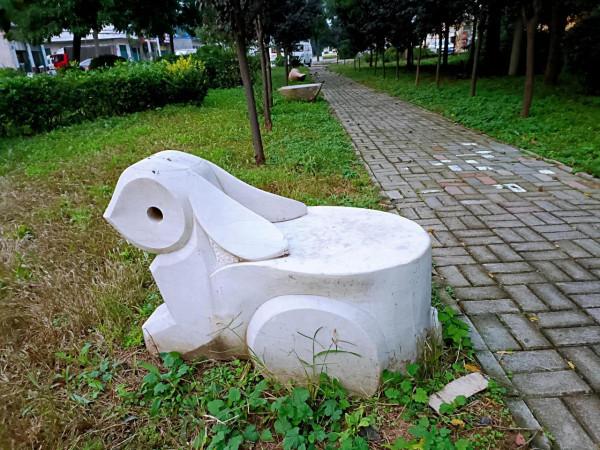 逸起去參觀小動物石像