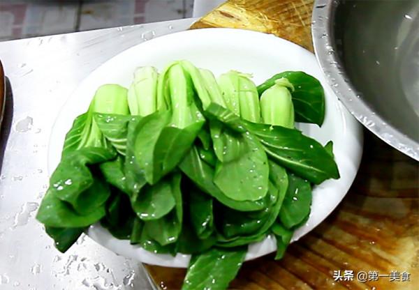 肉片搭配菜心簡直是天生一對，滑嫩清脆，香辣下飯，做一盤不夠吃