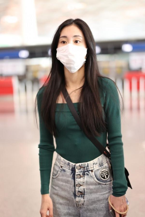 張碧晨的身材真不賴，針織衫配老爹褲，褲腰寬鬆哪像生過娃