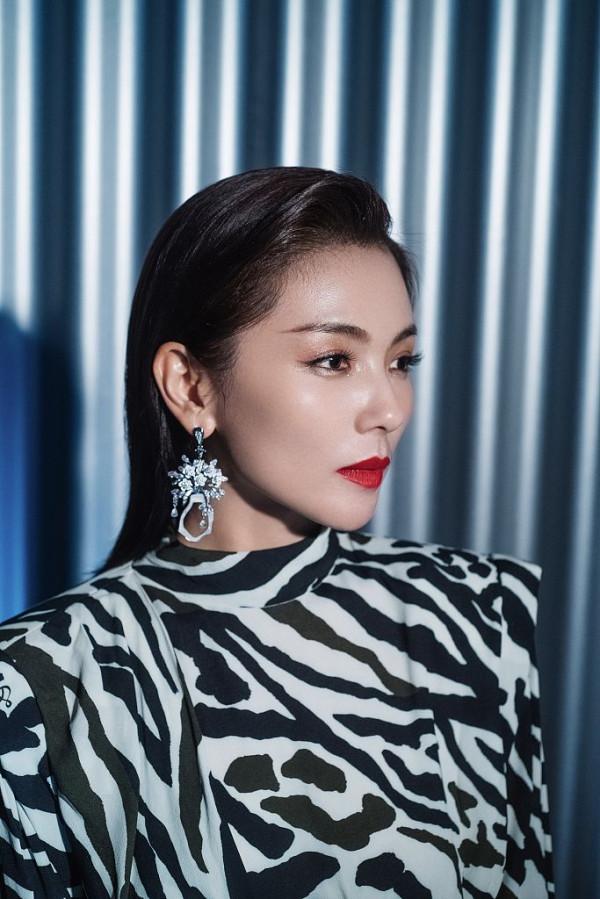 劉濤真給70後長臉！虎紋裙配大紅唇驚豔動人，把哥哥的風頭都搶了