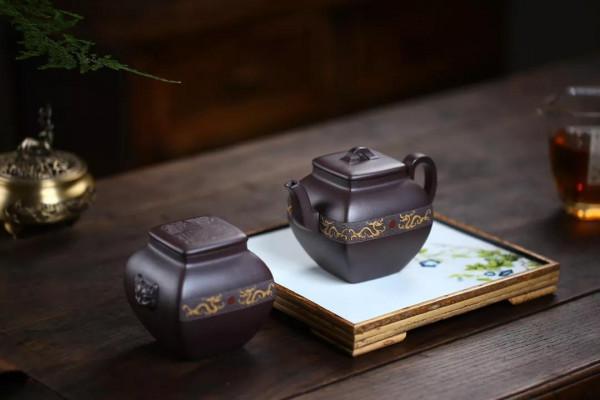 「隱廬套組」泥料：家藏原礦稀有紫血檀.280cc作者：楊衛剛