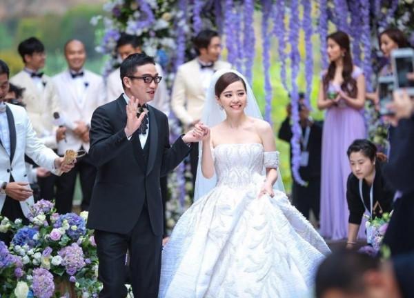 張靚穎“撞衫”景甜，同穿黑西裝亮面，和馮珂“分手”後滿臉疲憊