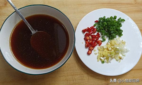 一道用嫩豆腐製作的“蝦仁豆腐煲”，特別開胃，比吃火鍋還過癮